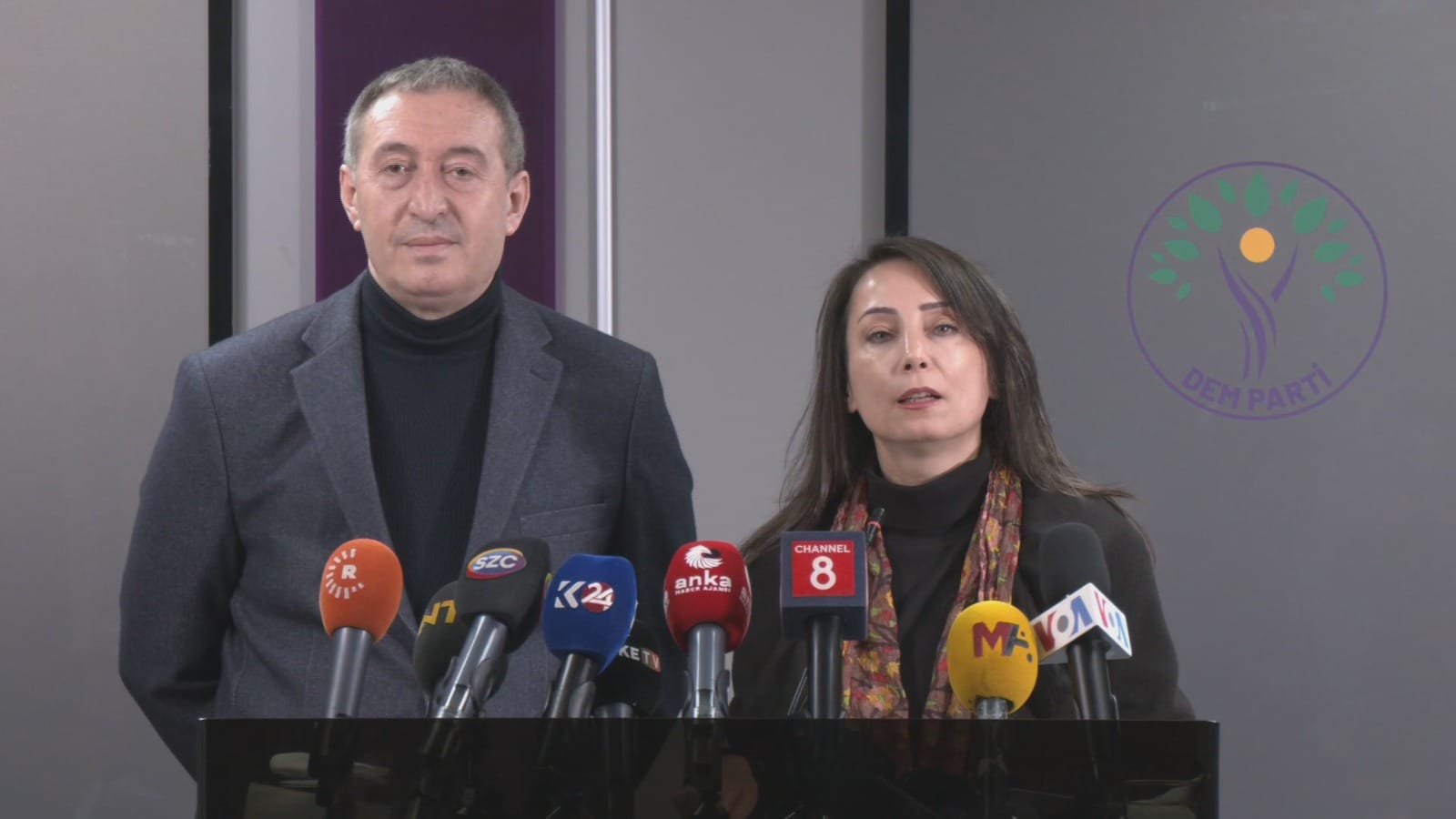 کۆنفرانسی رۆژنامەوانیی تولای هاتیمئۆغوڵڵاری و تونجەر باکرهان هاوسەرۆکانی پارتی دەم